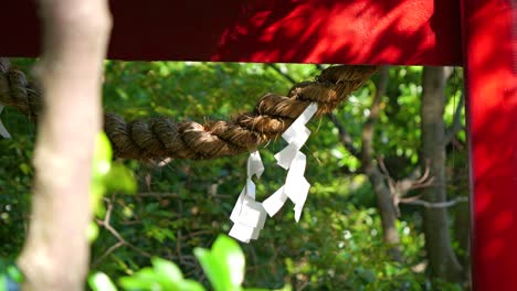 Wunderschöne-Nahaufnahme-Eines-Typischen-Roten-Torii-Tors-In-Japan