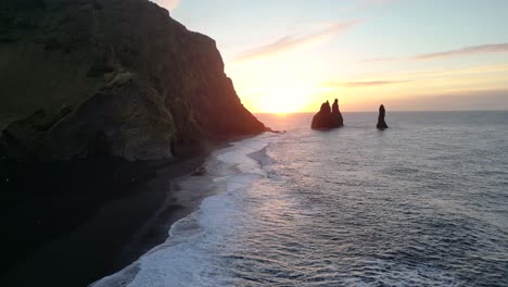 Playa-De-Reynisfjara-Con-Formaciones-Rocosas-Y-Acantilados-Oceánicos-En-Islandia,-Aérea