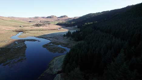 Drone-Dolley-Disparó-Sobre-Un-Bosque-Verde-En-La-Sombra-Cerca-De-Eynort-En-Escocia