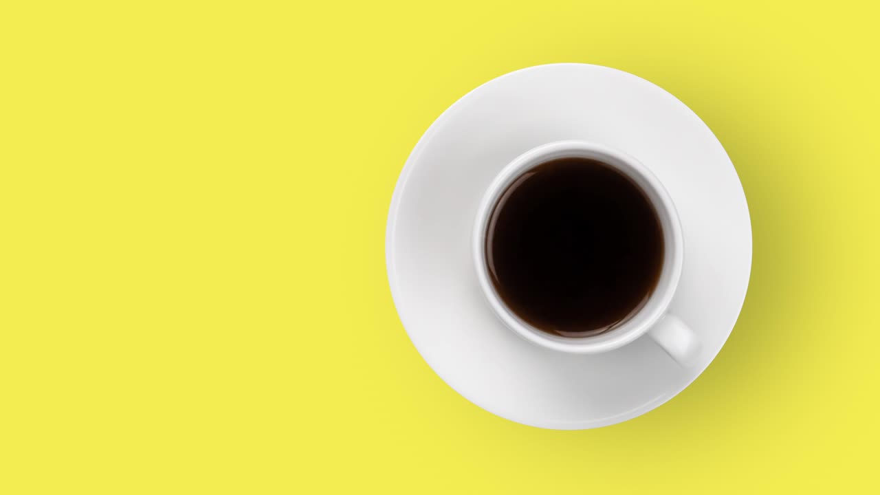 taza de café blanca con espresso animado en un fondo amarillo vista superior. bucle sin costuras de comida y bebida 3d realistas. arte de diseño de movimiento mínimo con espacio de copia