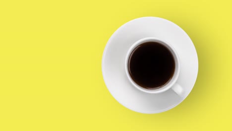 taza de café blanca con espresso animado en un fondo amarillo vista superior. bucle sin costuras de comida y bebida 3d realistas. arte de diseño de movimiento mínimo con espacio de copia