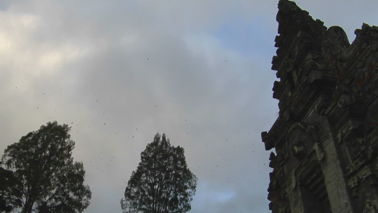 인도네시아 발리의 발리 사원 위로 구름이 지나가고 있습니다.