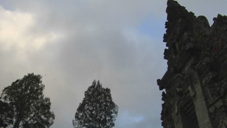 las nubes pasan sobre un templo balinés en bali indonesia