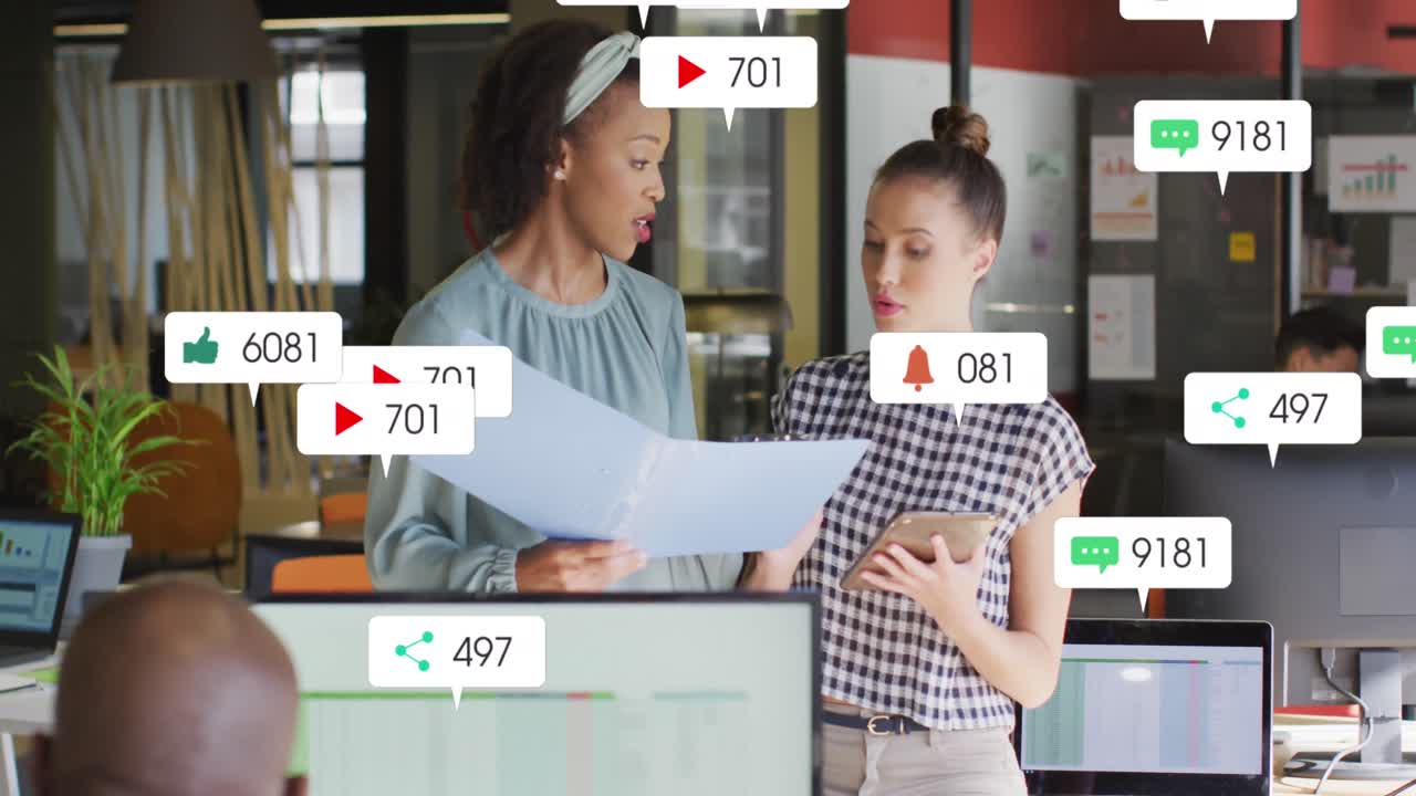 사무실에서 다양한 비즈니스 사람들에 대한 소셜 미디어 데이터 처리의 애니메이션