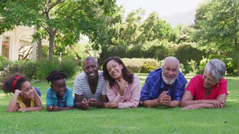 família afro-americana de várias gerações a passar tempo juntos no jardim.