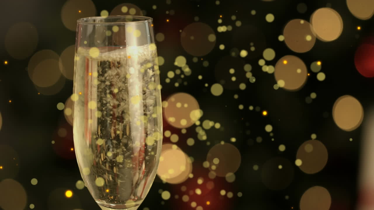 Animazione di luci dorate sopra champagne che viene versato in un bicchiere