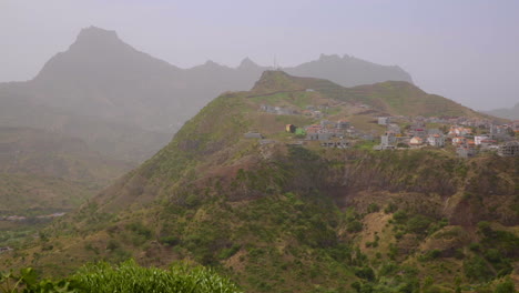 paisaje de montaña rural de áfrica en un día de niebla