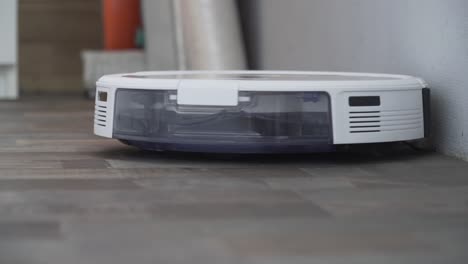 robot aspirador automático, máquina de piso limpio. robot aspirador limpieza automática en el hogar. aspirador robot realiza la limpieza automatizada del apartamento en un momento determinado. hogar inteligente