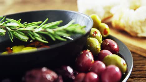 pan, aceitunas y romero