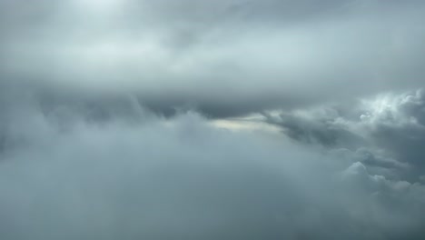 Fantastische-Flugpilotenperspektive,-Die-Durch-Einen-Turbulenten-Und-Stürmischen-Himmel-Fliegt-Und-Nach-Einer-Lücke-Durch-Die-Wolken-Sucht,-Um-Probleme-Zu-Vermeiden