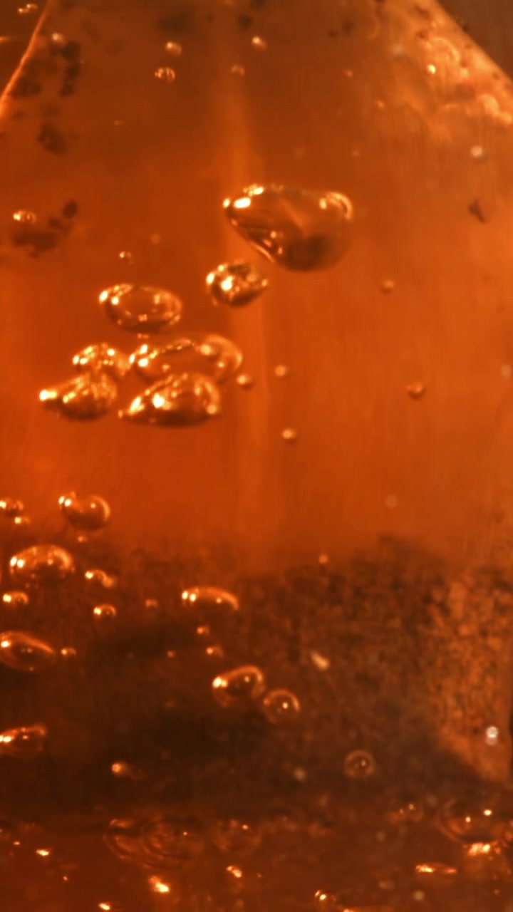 Primo piano di una bustina di tè in infusione in acqua calda
