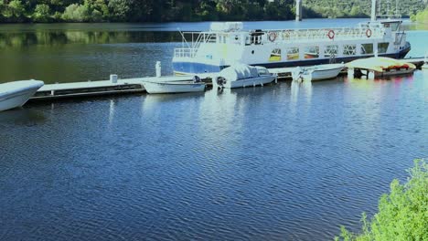 Das-Wasser-Des-Flusses-Tejo-Plätschert-An-Vertäuten-Booten-Vorbei