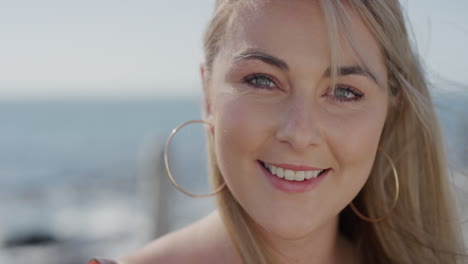 Primer-Plano-Retrato-Hermosa-Mujer-Rubia-Sonriendo-Feliz-Exitosa-Mujer-Caucásica-Disfrutando-De-Cálidas-Vacaciones-De-Verano-En-El-Soleado-Viento-Junto-Al-Mar-Que-Sopla-El-Pelo-En-Cámara-Lenta