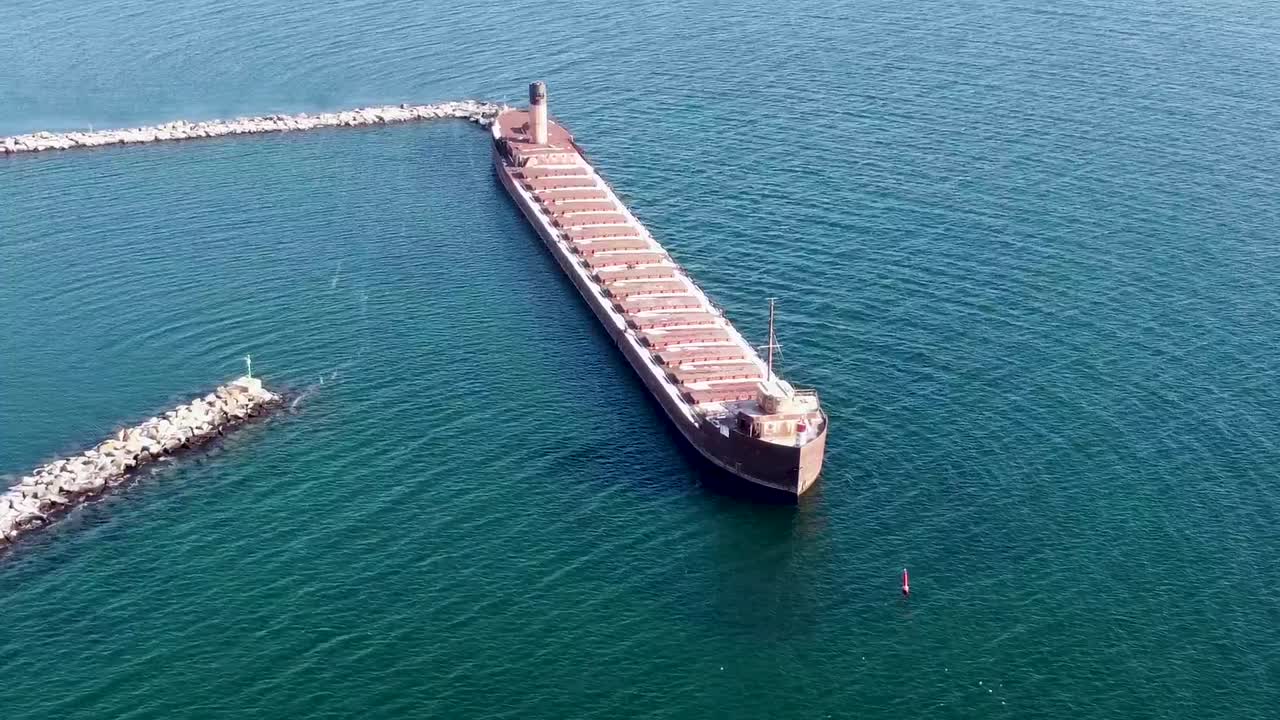 겨울에 미시사가 부두에 정박한 대형 컨테이너선 위를 돌고 있는 드론