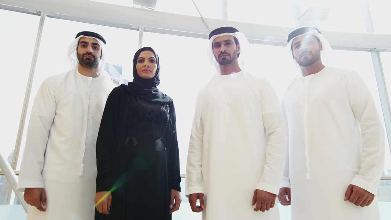 초상화 남성 여성 에미레이트 비즈니스 팀 국가 의상