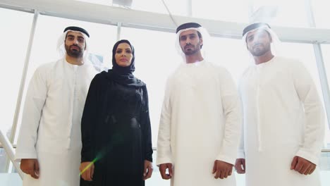 retrato hombre mujer equipo de negocios emiratí vestido nacional