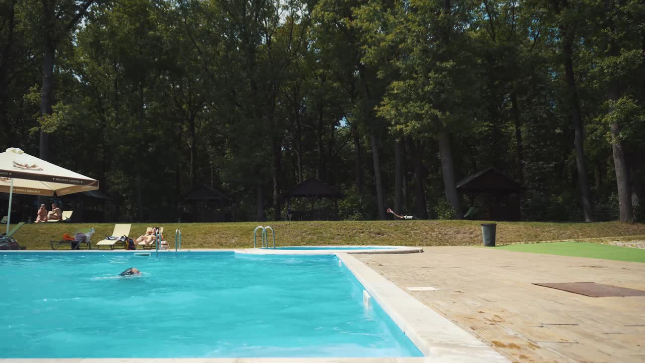 chica corriendo y saltando a la piscina, bombardeo de buceo
