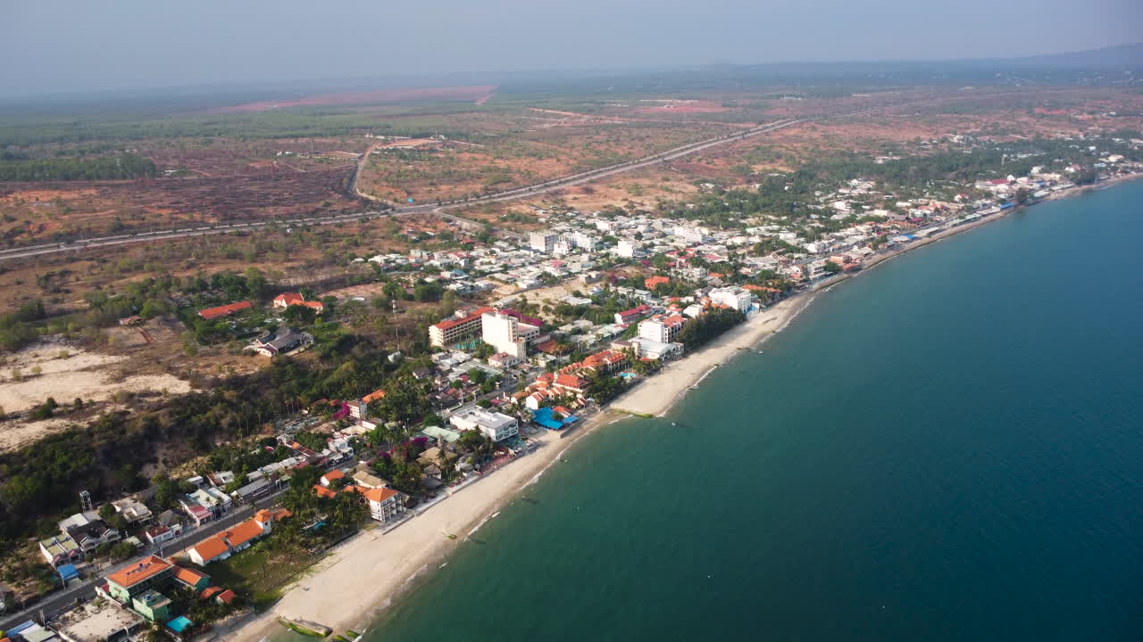 tubos de geotextil instalados a lo largo de la costa de la ciudad balnearia de mui ne en vietnam