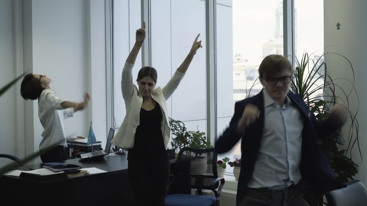 사무실 직원들이 춤을 춘다