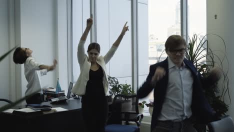 trabajadores de oficina bailando