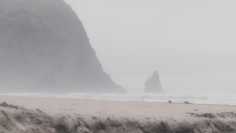 Nebel-Rollt-An-Einem-Launischen-Tag-An-Heuhaufenfelsen-An-Der-Küste-Von-Oregon-Vorbei,-Während-Die-Wellen-Am-Ufer-Brechen