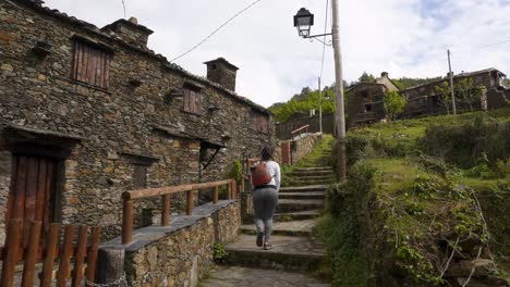 Mujer-Caminando-En-La-Aldea-De-Esquisto-De-Talasnal,-En-Portugal