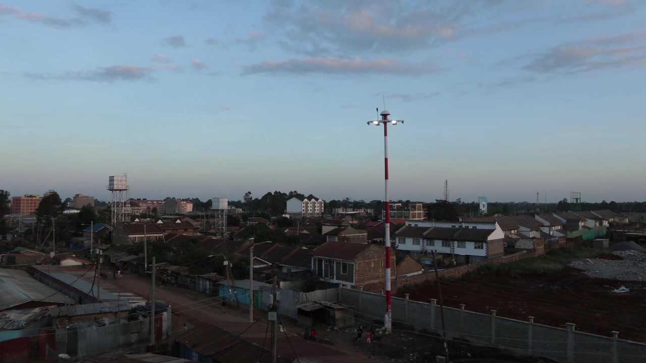 Filmato timelapse di quartieri residenziali a pochi piani a Nairobi, Kenya, paesaggi urbani in trasformazione in Kenya, Africa. Transizione dal tramonto alla notte