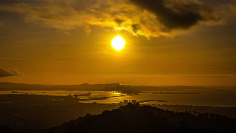 Puesta-De-Sol-Durante-La-Hora-Dorada-Sobre-San-Francisco-Y-El-Puente-De-La-Bahía-De-Oakland,-Vista-Desde-Grizzly-Peak