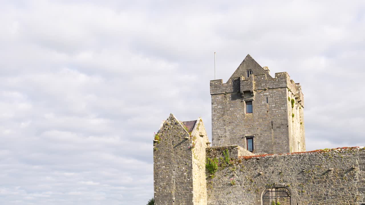 disparo inclinado hacia abajo del exterior del castillo de dunguaire en el condado de kinvarra en un día nublado