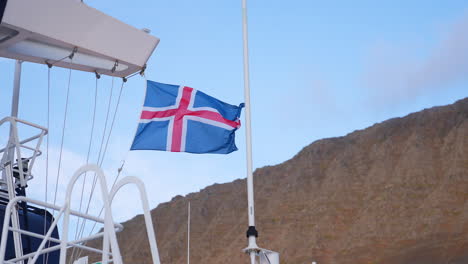 Bandera-Nacional-De-Islandia-Ondeando-En-Barco-En-Un-Día-Soleado