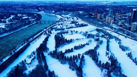 Sobrevuelo-Aéreo-De-Invierno-De-4k-Vista-Panorámica-De-Drones-Del-Campo-De-Golf-De-Victoria-Park-Reutilizado-Como-Una-Ubicación-De-Esquí-De-Fondo-Para-El-Centro-De-Edmonton-Por-Victoria-Park-Rd-Nw-Que-Conecta-Con-Groat-Rd-Nw-A-Uni