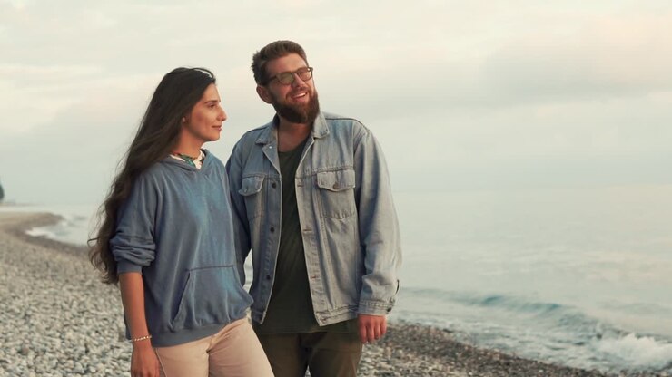 Couple sur la plage au coucher du soleil