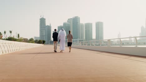 profesionales de negocios caminando por un puente en dubai