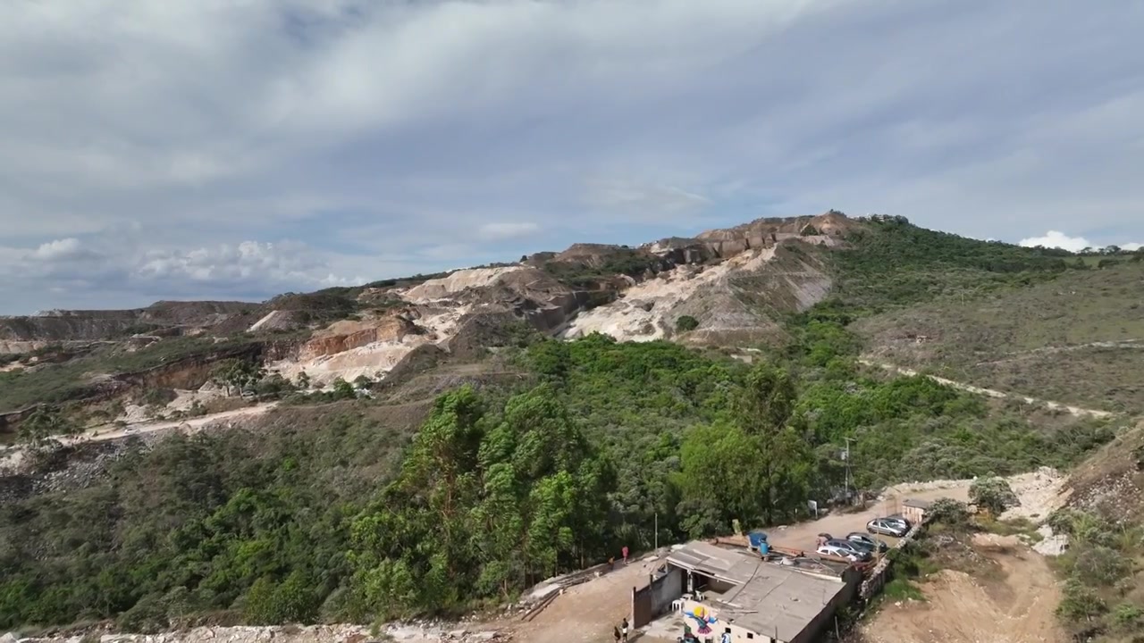 Veduta aerea mozzafiato su São Tomé das Letras, Brasile, catturata da drone.