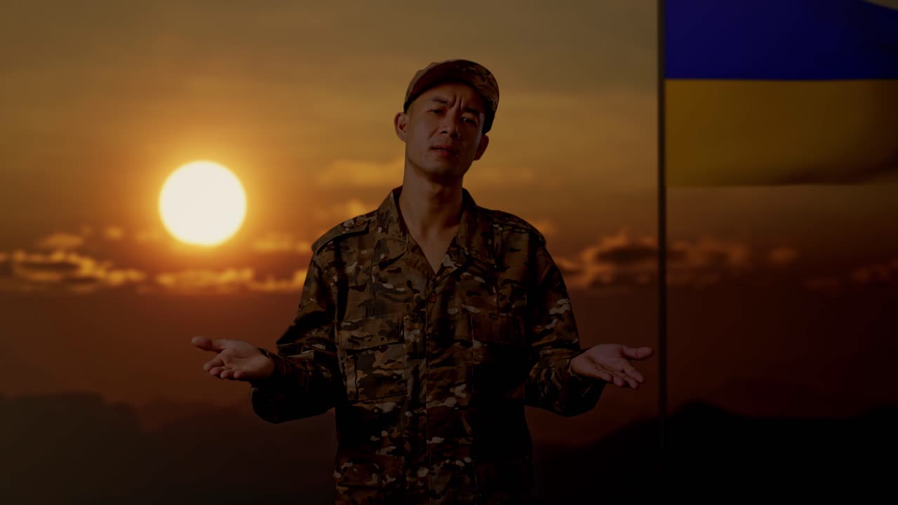 우크라이나 의 군인 이 해 가 지는 때 기도 하고 있다