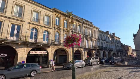 arquitectura encantadora y flores en libourne, francia