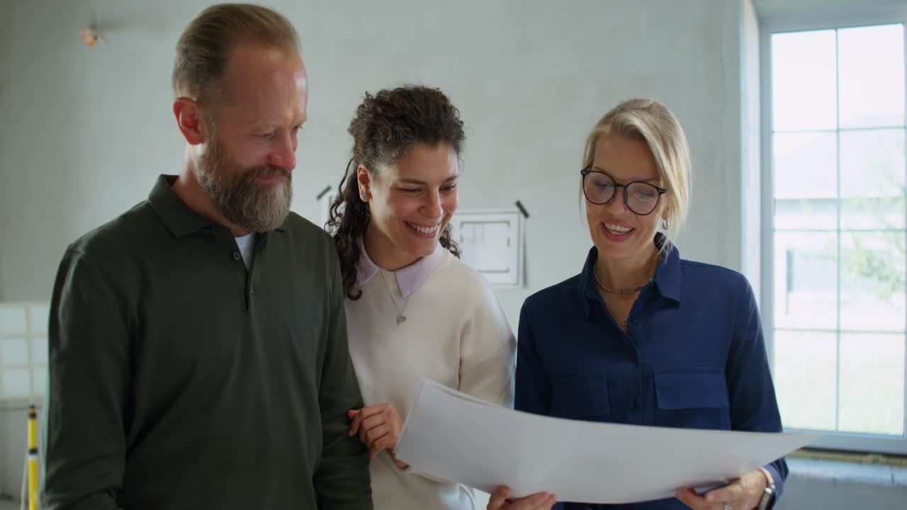 propietarios que revisan los planes de construcción