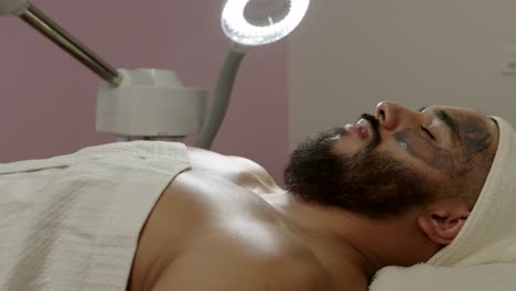 modelo muscular invitado latino mexicano respiración profunda relajarse y sonreír a la cámara disfrutar de la máquina de vapor de humedad en el hotel centro de bienestar spa