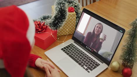 Mujer-Caucásica-Feliz-En-Videollamada-Con-Madre-Mayor-En-Navidad