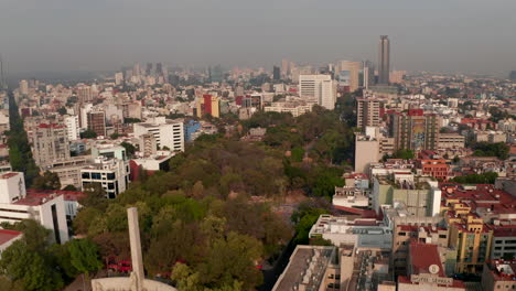 Vista-Aérea-De-Drones-Volando-Sobre-El-Parque-De-La-Ciudad-Rodeado-De-Viviendas-Urbanas.-Cámara-Inclinándose-Hacia-El-Amplio-Paisaje-Urbano.-Ciudad-De-México,-México.