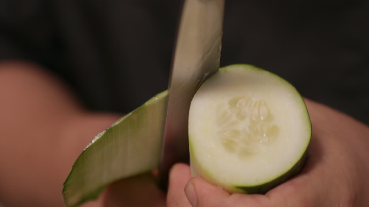 pelar el pepino fresco con un cuchillo de chef para rollo de sushi