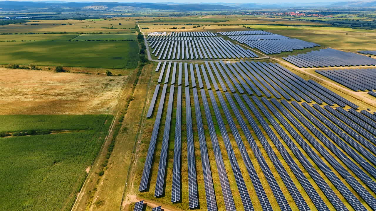 Nærbillede af rækker af solpaneler. Detaljeret visning af solpaneler i linjer, der producerer vedvarende elektricitet
