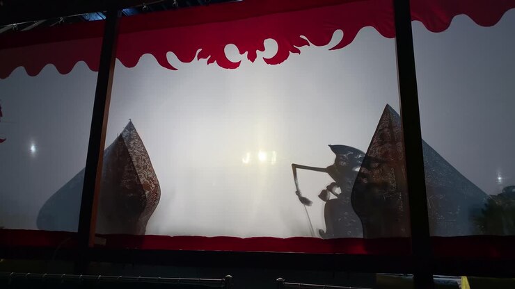Silhouette di wayang kulit o marionette delle ombre da Giava, Indonesia, spettacolo di marionette di un dalang o burattinaio