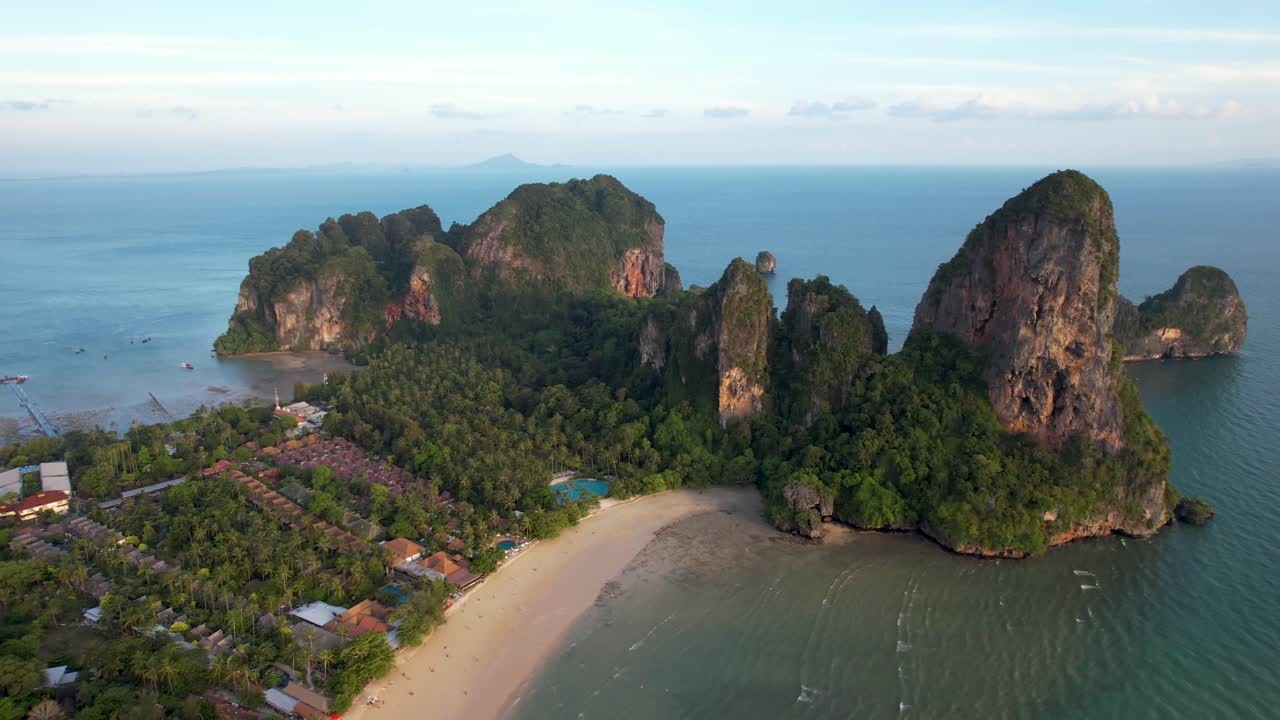 Railay Beach, Krabi, Thailandia: vista aerea su scogliere calcaree e tramonto sulla spiaggia di sabbia bianca.