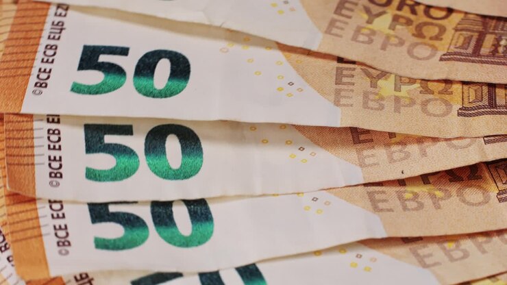 Nahaufnahme von fünfzig Euro-Banknoten. Europäische Währung EUR, EZB (Europäische Zentralbank). Makroaufnahme von 50 Euro. Wirtschafts-, Finanz- und Bankenkonzept in der Europäischen Union.
