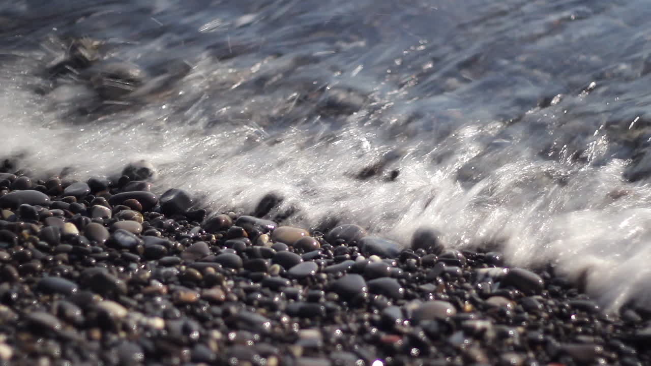 해변의 돌에 가까이 다가가다