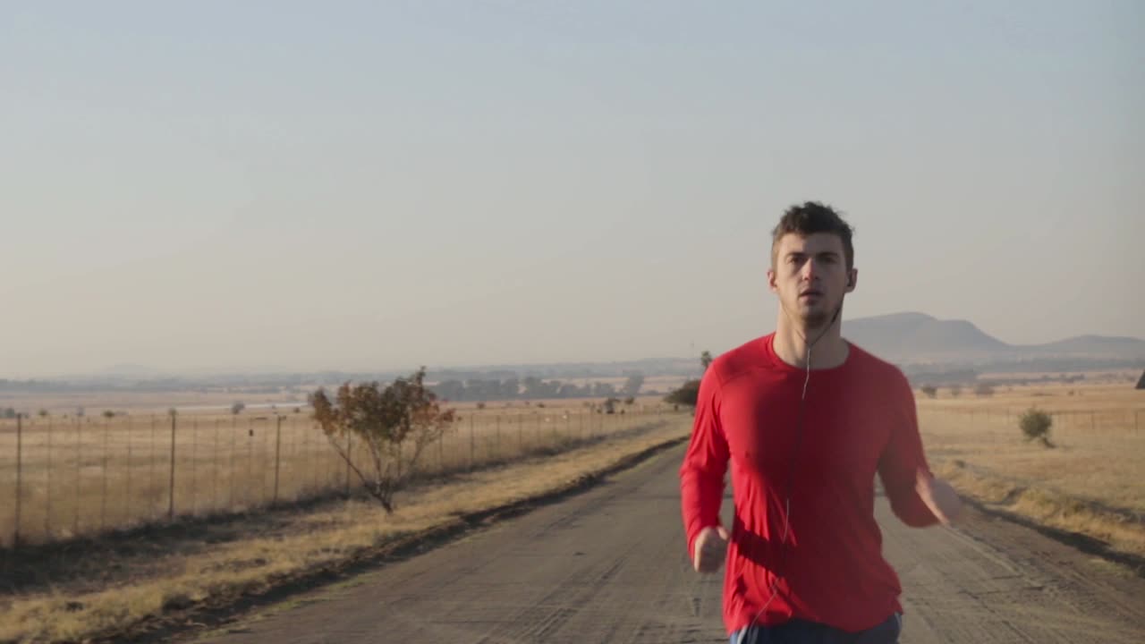 hombre corriendo hacia la cámara mirando determinado