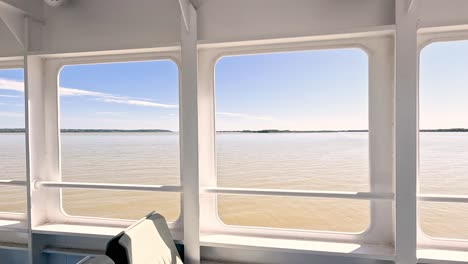 vistas desde una ventana de un barco en un río