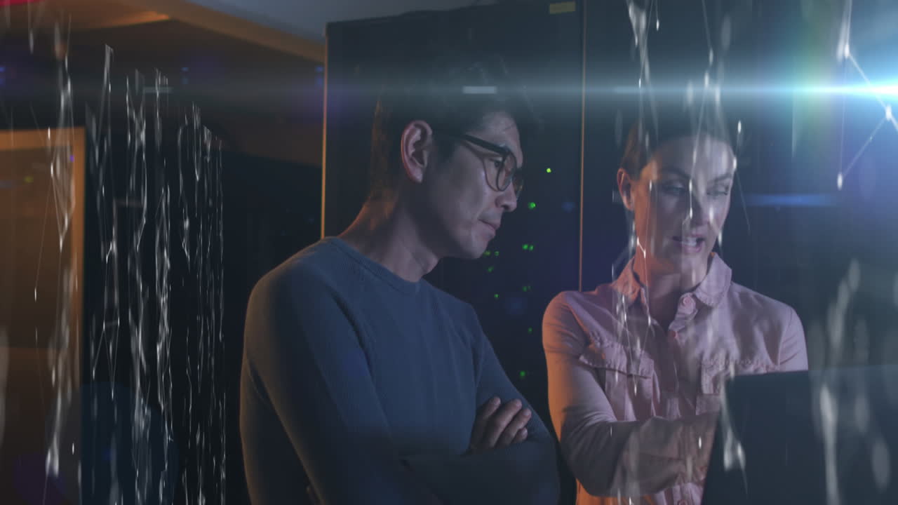 다양한 남성과 여성 it 엔지니어가 컴퓨터 서버를 확인하는 데이터의 애니메이션