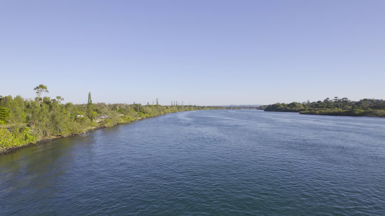 오스트레일리아 nsw 의 chinderah 에 있는 tweed 강 의 평온 한 물 위 를 날아다니고 있다